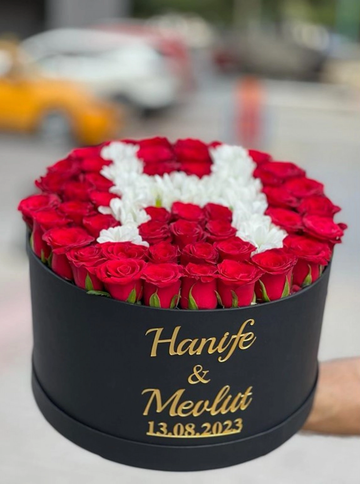 Siyah Kutuda Kırmızı Güller